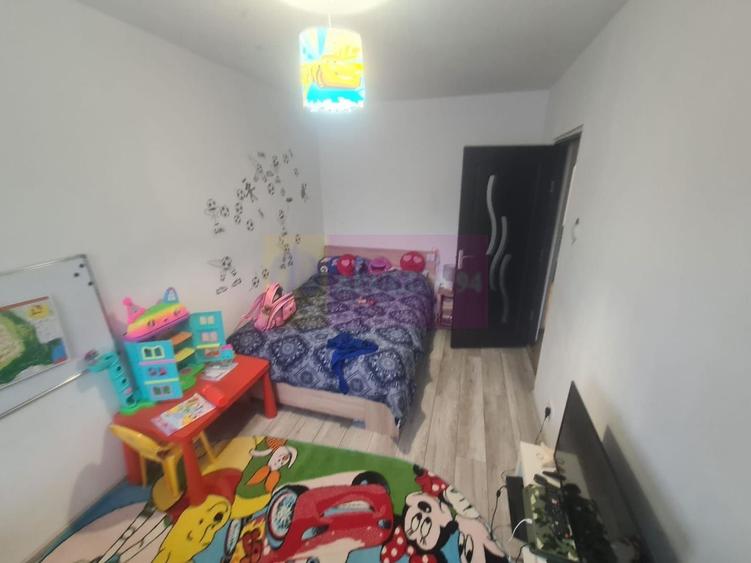 Apartament cu 3 camere semidecomandat în Cuza