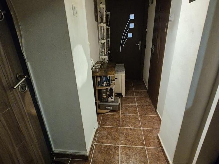 Apartament cu 3 camere semidecomandat, mobilat în Valea Rosie