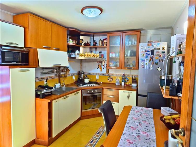 Duplex cu 6 camere cu Canalizare în 1 Mai