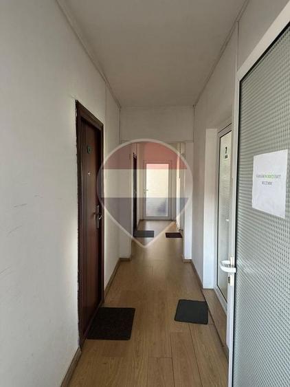 Birou, de 1,100 mp, în Central