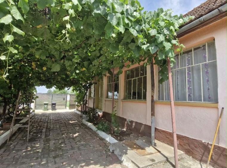 Casă cu 4 camere în Bencecu de Sus