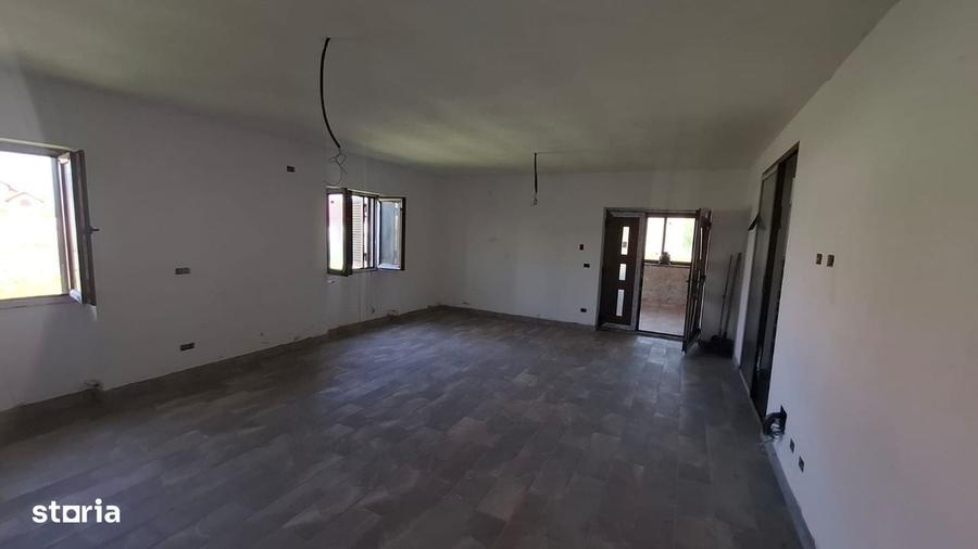 Casă cu 4 camere cu Teren 3960 Mp în Central