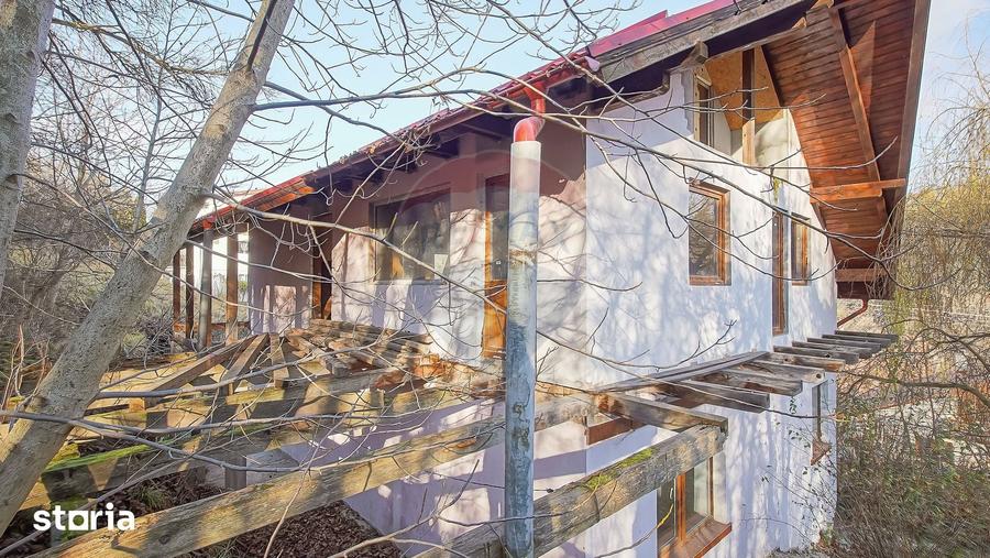 Casă cu 6 camere cu Teren 1000 Mp în Schei
