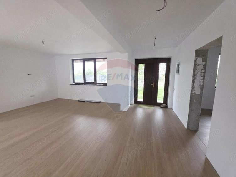 Casă cu 5 camere cu Teren 6110 Mp în Girov