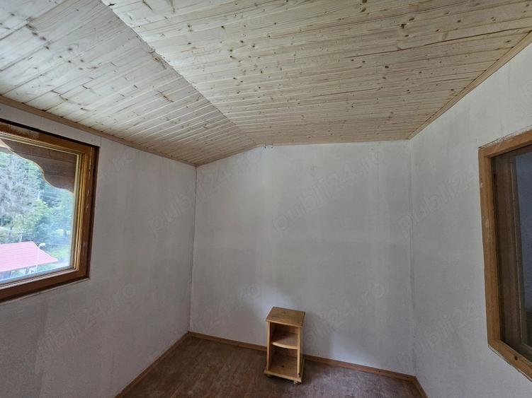 Casă cu 6 camere cu Teren 332 Mp în Arefu