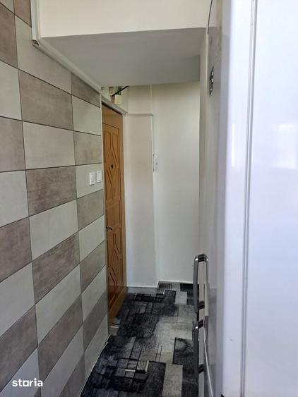 Apartament cu 3 camere în Craiovița Nouă