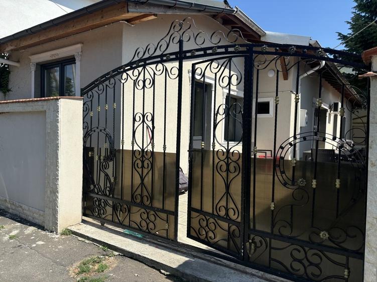 Casă cu 3 camere cu Teren 240 Mp în 1 Mai
