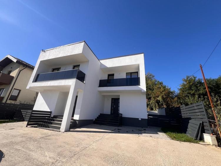 Casă cu 4 camere în Bucium