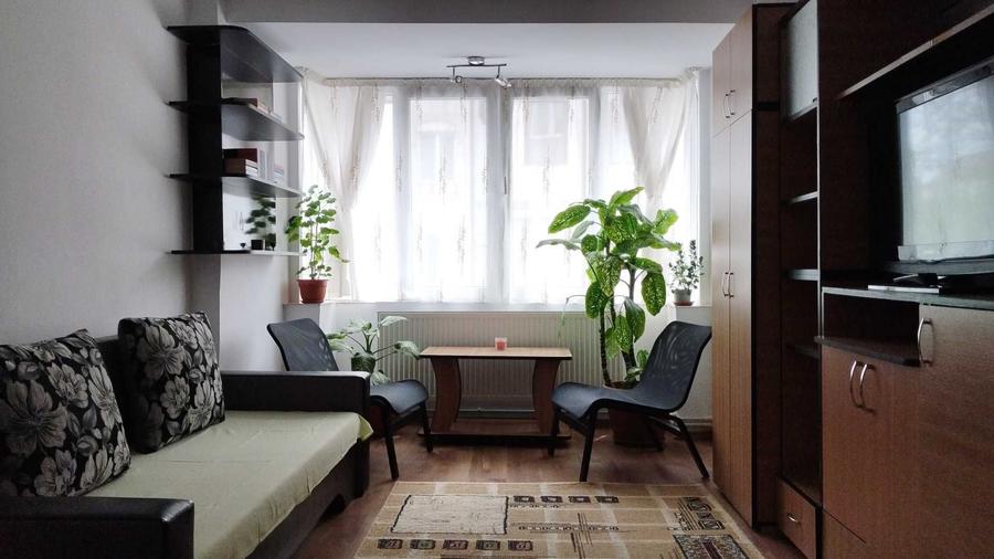 Inchiriez Apartament cu Doua Camere pe Termen Lung in Zona Centrala - 1