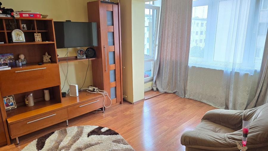 Apartament cu 4 camere semidecomandat în Gojdu