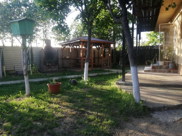 Casă cu 4 camere în Romanești