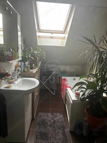 Apartament cu 3 camere semidecomandat în Florești