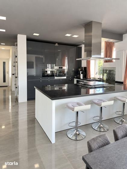 Apartament cu 4 camere semidecomandat în Florești