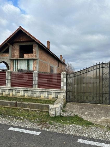 Casă individuală cu 10 camere cu Teren 1400 Mp în Exterior Sud