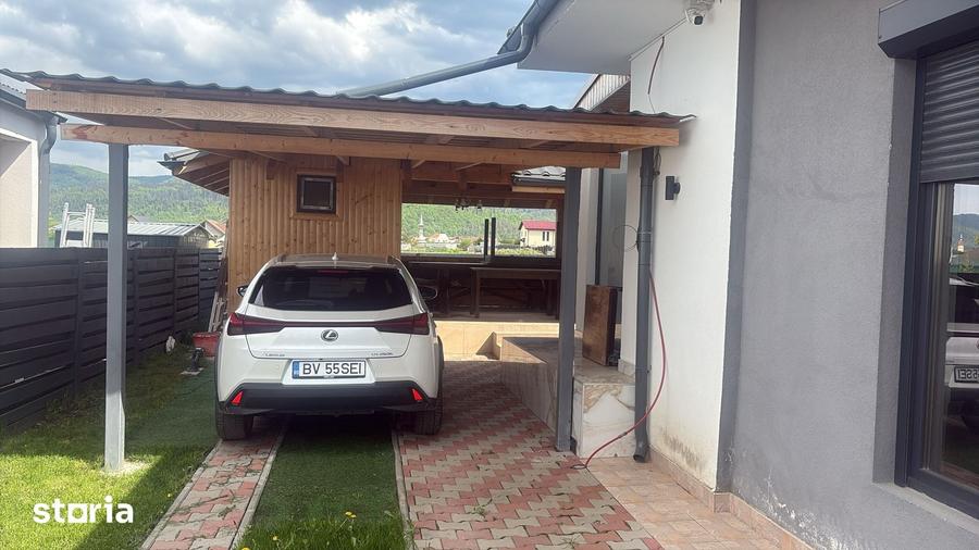 Casă cu 8 camere cu Teren 550 Mp în Cristian
