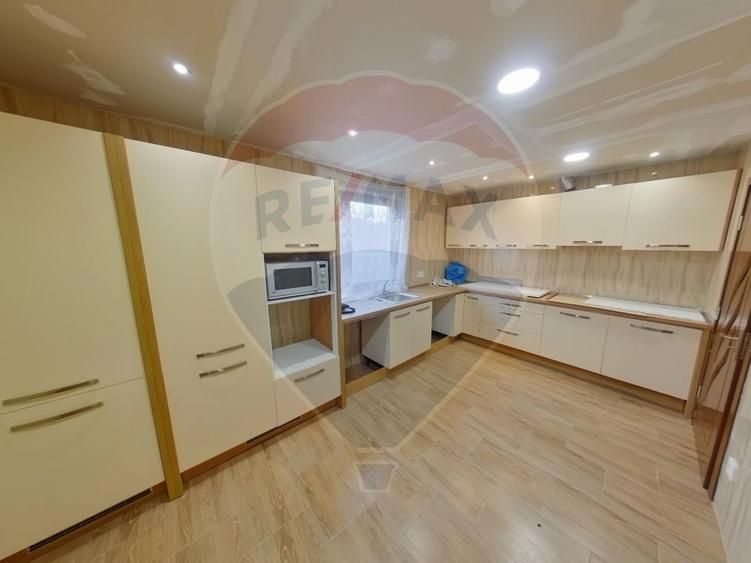 Casă cu 5 camere cu Teren 2688 Mp în Piatra