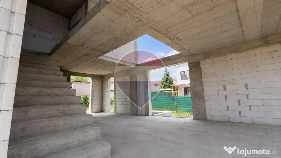 Casă cu 5 camere cu Teren 420 Mp în Corbeanca