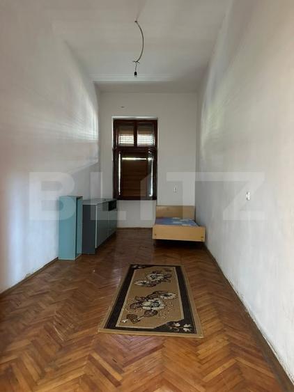 Casă individuală cu 8 camere cu Canalizare în Central