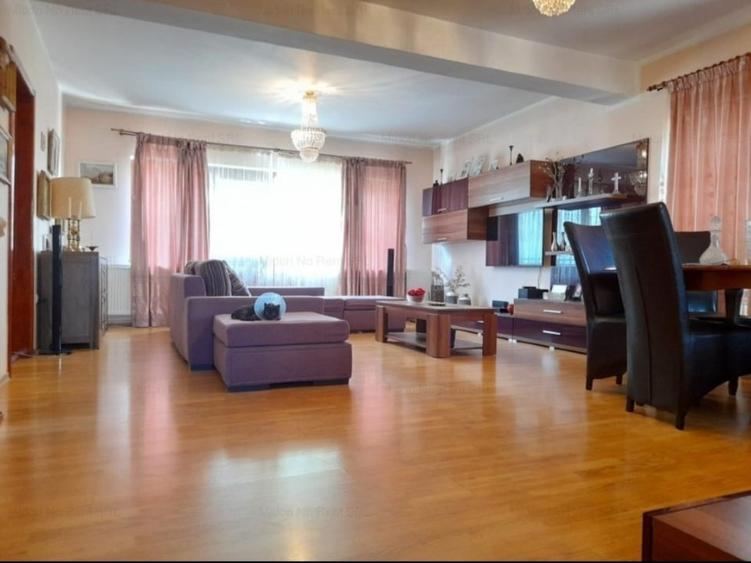 Casă individuală cu 4 camere cu Teren 300 Mp în Est