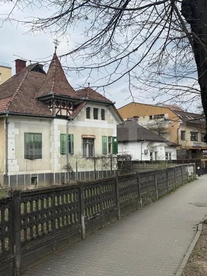 Casă individuală cu 4 camere cu Canalizare în Ultracentral
