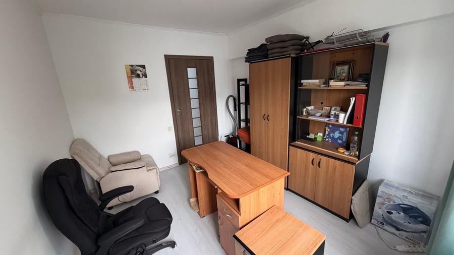 Apartament cu 5 camere decomandat, mobilat în Băneasa