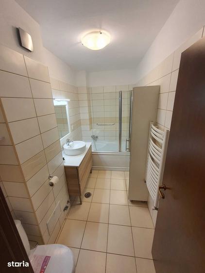Apartament cu 3 camere semidecomandat în Centrul Civic