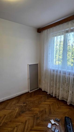 Apartament cu 3 camere semidecomandat în Tudor