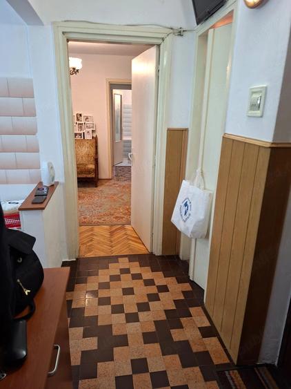 Apartament cu 3 camere semidecomandat în Central