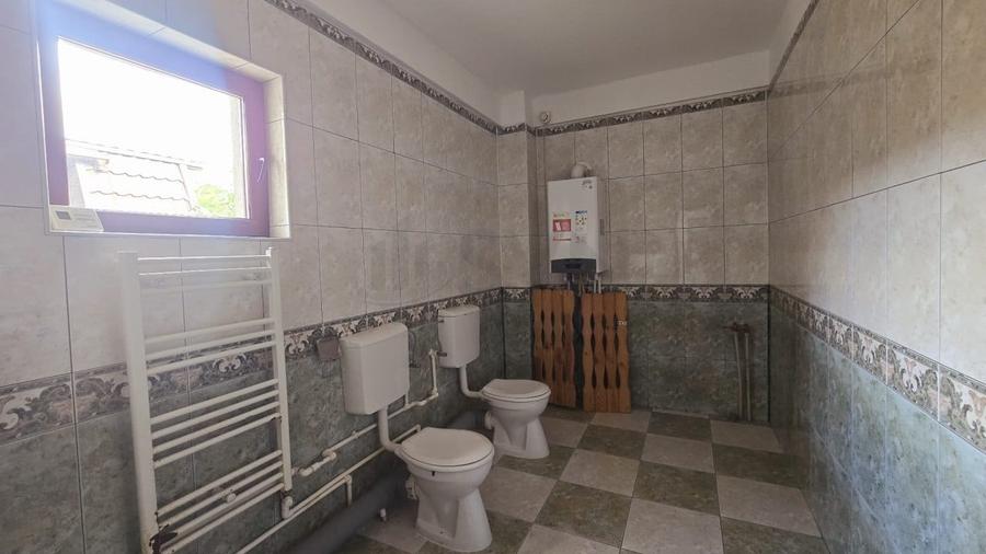 Casă individuală cu 10 camere cu Canalizare în 13 Septembrie