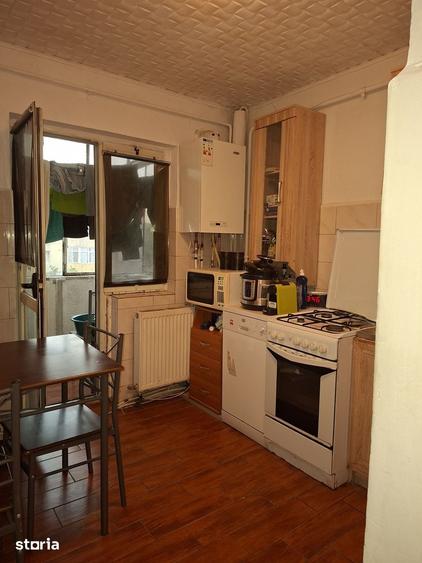 Apartament cu 3 camere decomandat în Rovine