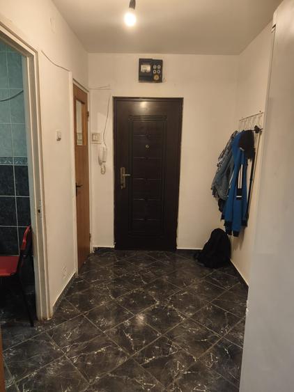 Apartament cu 3 camere semidecomandat în Drumul Taberei
