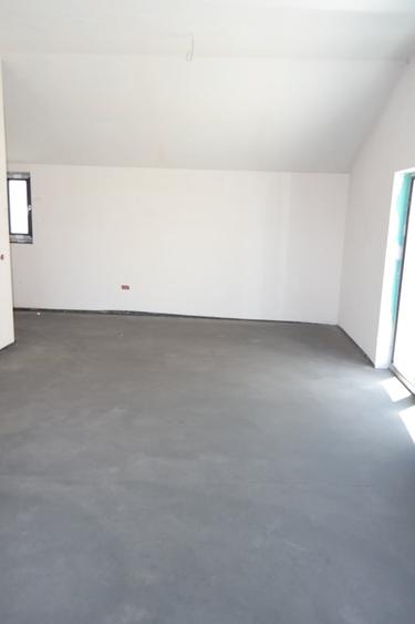 Duplex cu 5 camere cu Canalizare în Glina