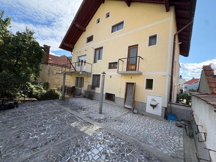 Casă cu 4 camere în Central