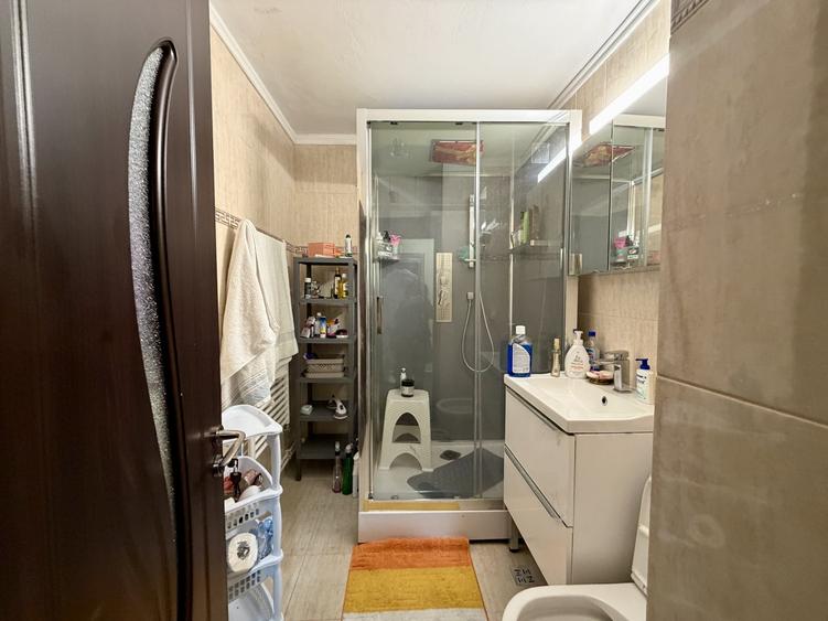 Apartament cu 3 camere decomandat, mobilat în Uverturii