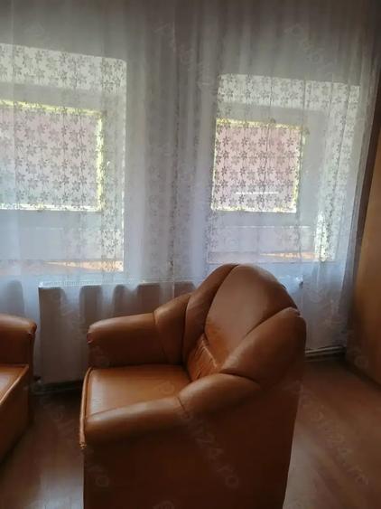 Casă cu 4 camere cu Teren 280 Mp în Piața Nouă