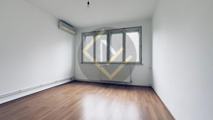 Apartament cu 3 camere semidecomandat în Obor