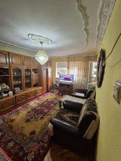 Apartament cu 3 camere decomandat în Casa de Cultură