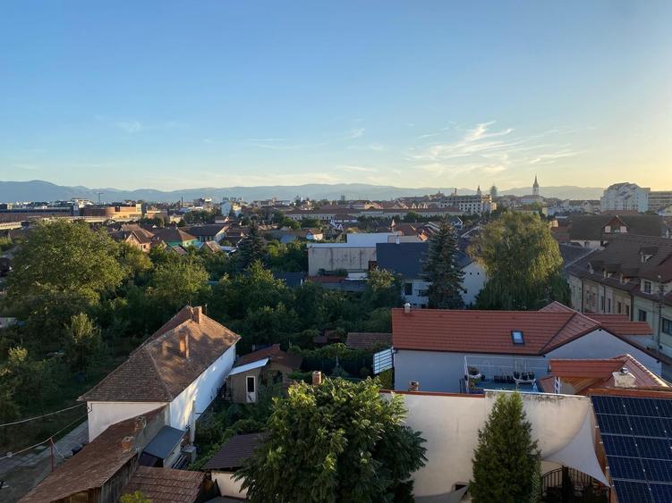 Apartament cu 3 camere decomandat, mobilat în Central