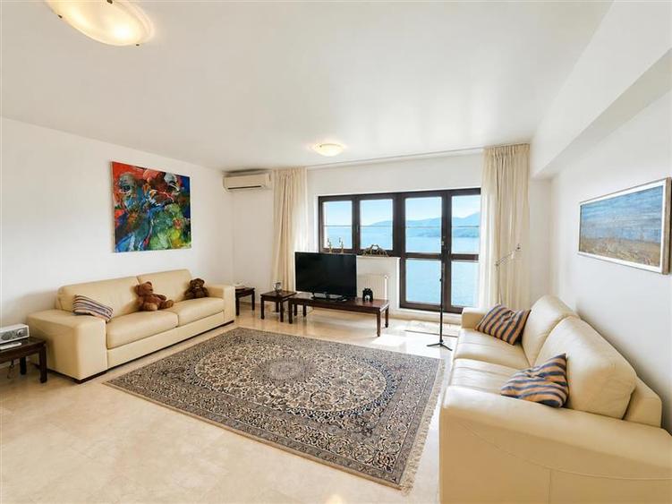 Apartament cu 3 camere decomandat, mobilat în Centrul Civic