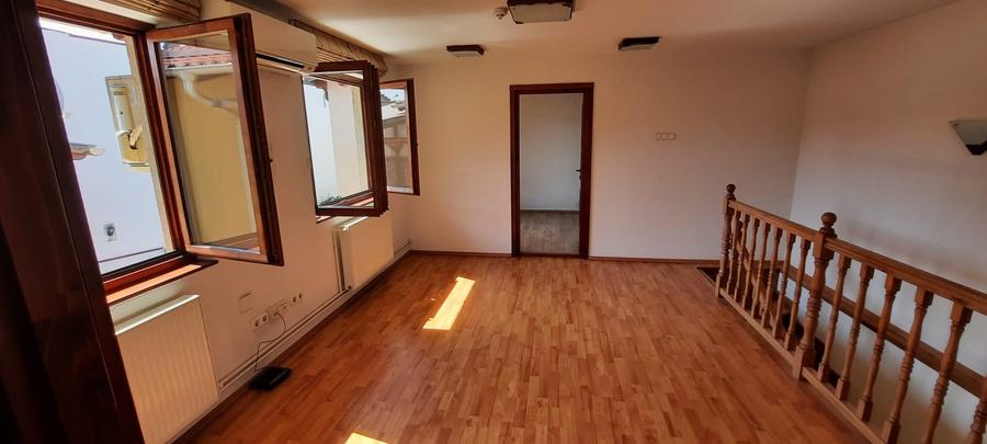 Casă cu 4 camere cu Canalizare în Central
