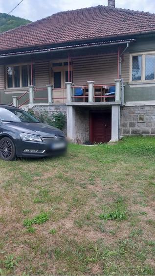 Casă cu Teren 2342 Mp în Bucureșci