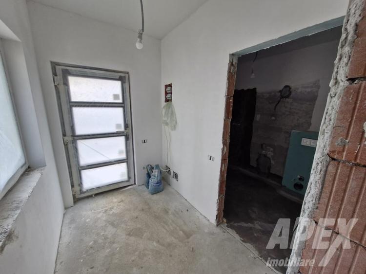 Casă individuală cu 5 camere cu Canalizare în Central