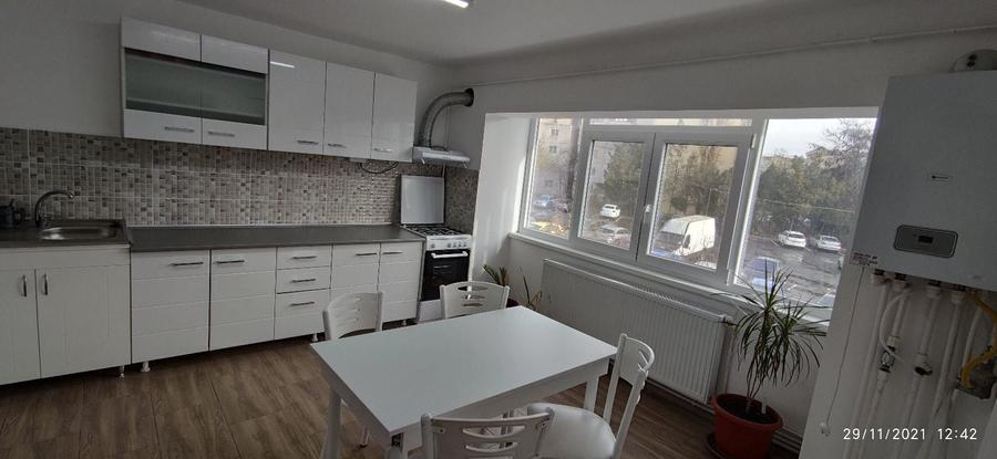 Apartament cu 3 camere decomandat în Sârbi