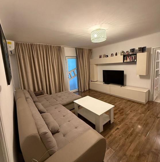 Apartament cu 3 camere semidecomandat în Malu Roșu
