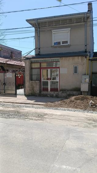 Casă cu 6 camere cu Canalizare în Central