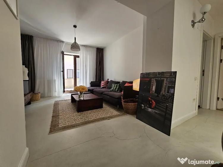 Apartament cu 3 camere semidecomandat, mobilat în Victoriei