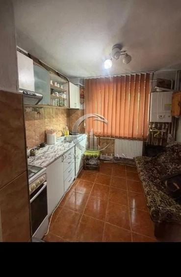 Apartament cu 3 camere semidecomandat în Micro 3