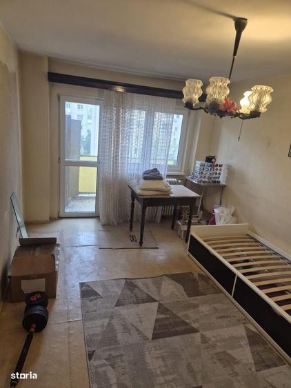 Apartament cu 4 camere decomandat în Drumul Taberei