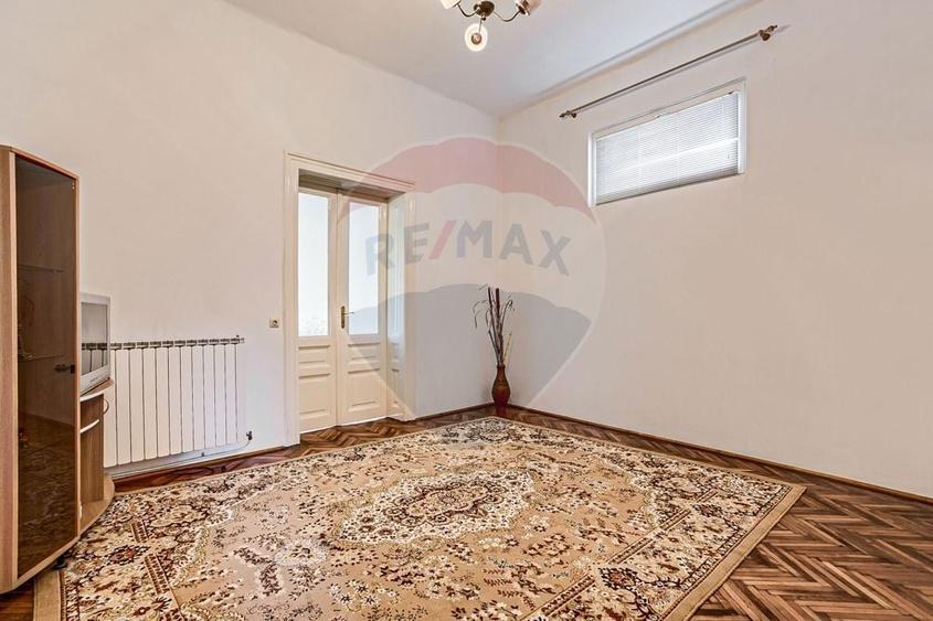 Apartament cu 4 camere semidecomandat, mobilat în Central