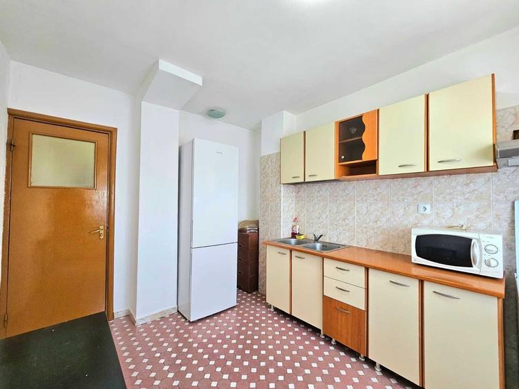 Apartament cu 3 camere decomandat în Tineretului
